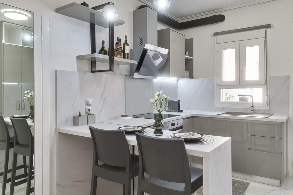 Kitchen or kitchenette, Dining area
