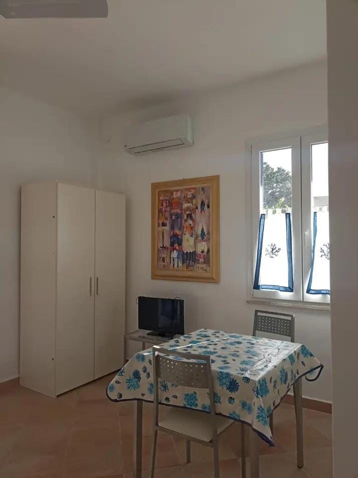 Communal lounge/ TV room, TV and multimedia, Dining area, wardrobe, air conditioner