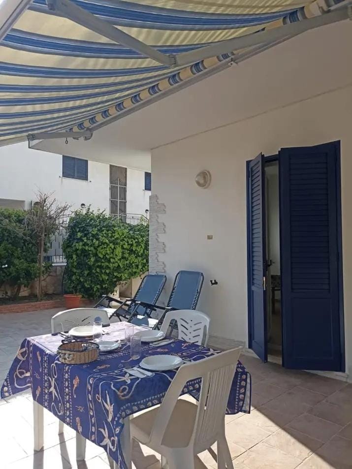 Patio, Day, Dining area, sunbed