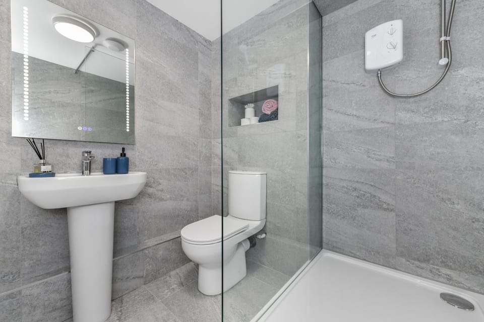 Shower, Toilet, Bathroom, towels