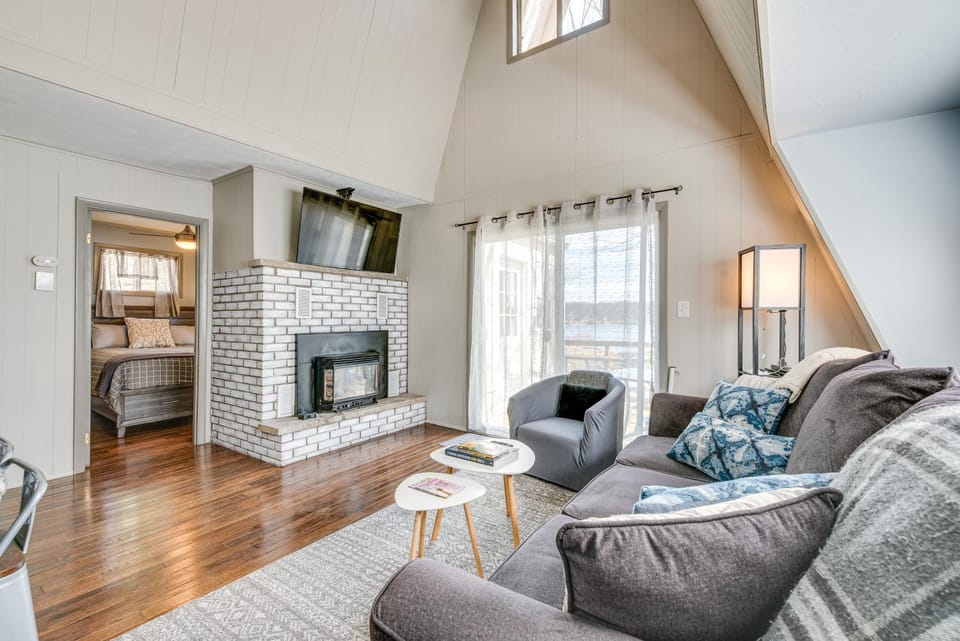 Dock & Sunroom: Waterfront Home Near Kalahari! House in Coolbaugh Township