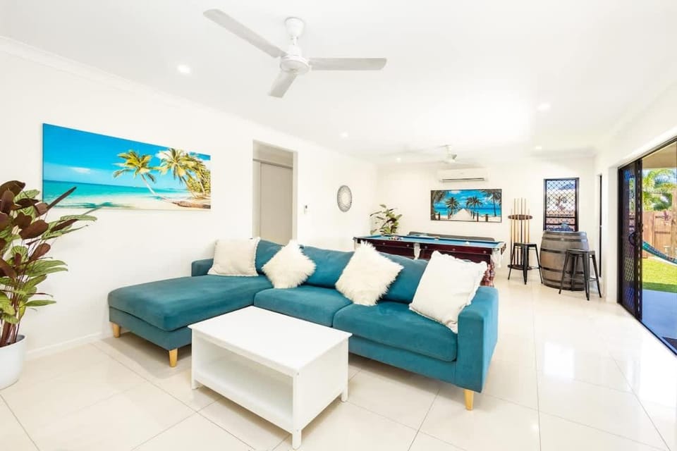 TV and multimedia, Living room, Seating area, air conditioner