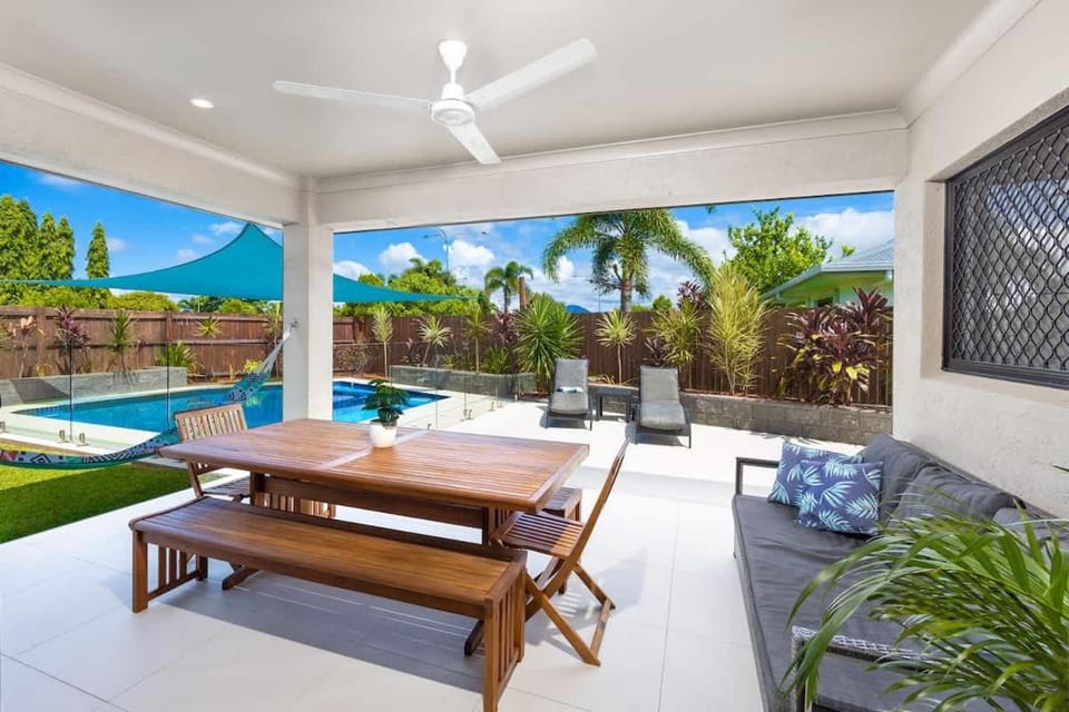 Patio, Garden, View (from property/room), Seating area, Garden view, Pool view, Swimming pool, sunbed