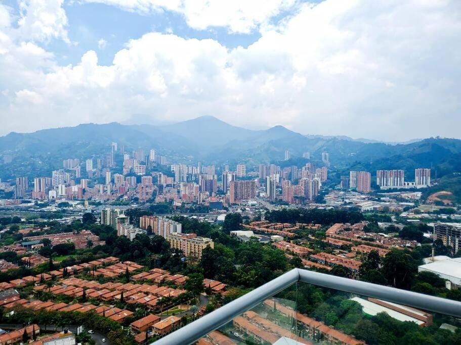 Penthouse Lujo Itagui 40 Piso Vista Panoramica Jacuzzi Sauna Largo Plazo Apartment in Sabaneta