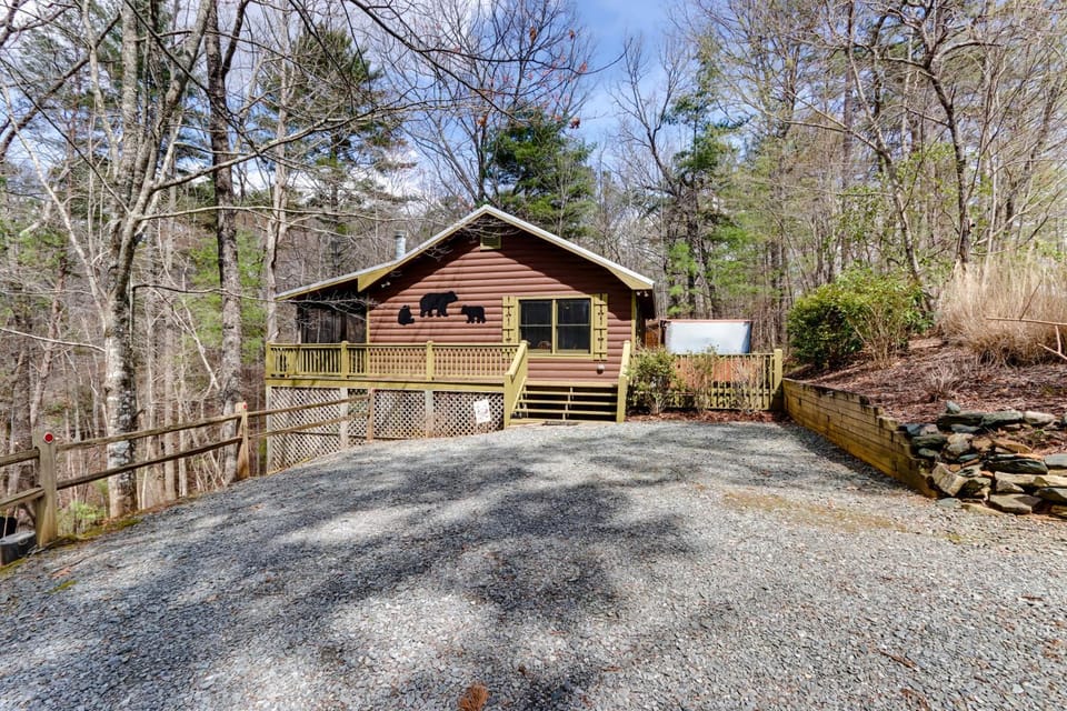 Private Hot Tub! ‘Cherry Beary Den’ in Blue Ridge House in Georgia