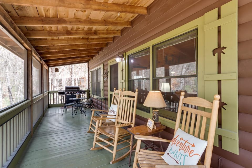 Private Hot Tub! ‘Cherry Beary Den’ in Blue Ridge House in Georgia