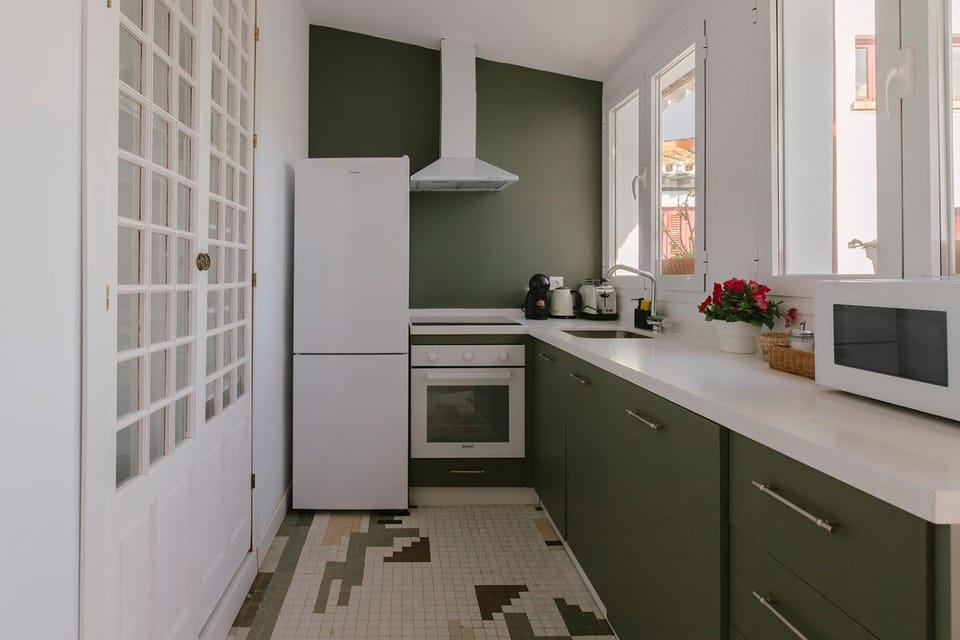 Coffee/tea facilities, microwave, oven, stove, washing machine, dryer, kitchen