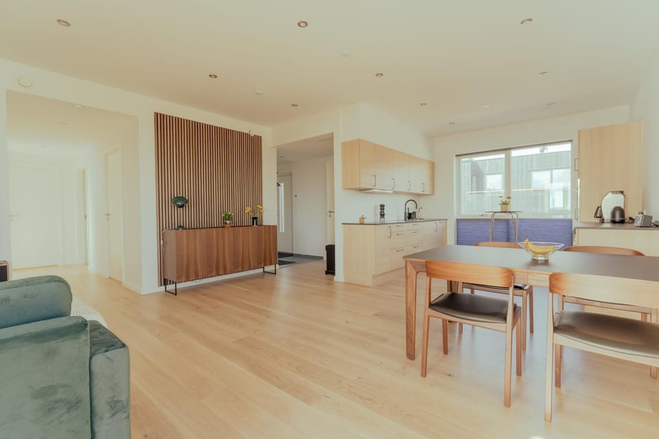Kitchen or kitchenette, Living room, Seating area, Dining area