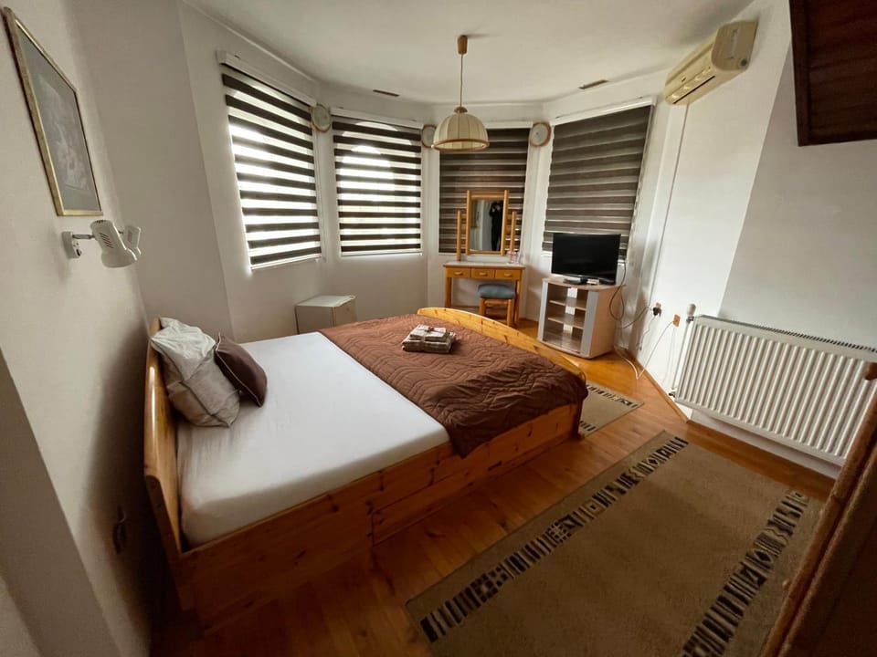 Bed, TV and multimedia, Photo of the whole room, Bedroom, internet