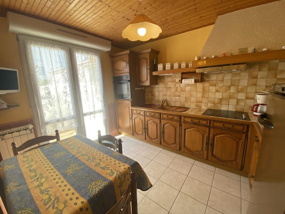 Appartement 4 pers. à Fouras, proche plage avec cour ensoleillée et stationnement - FR-1-709-37 Apartment in Fouras