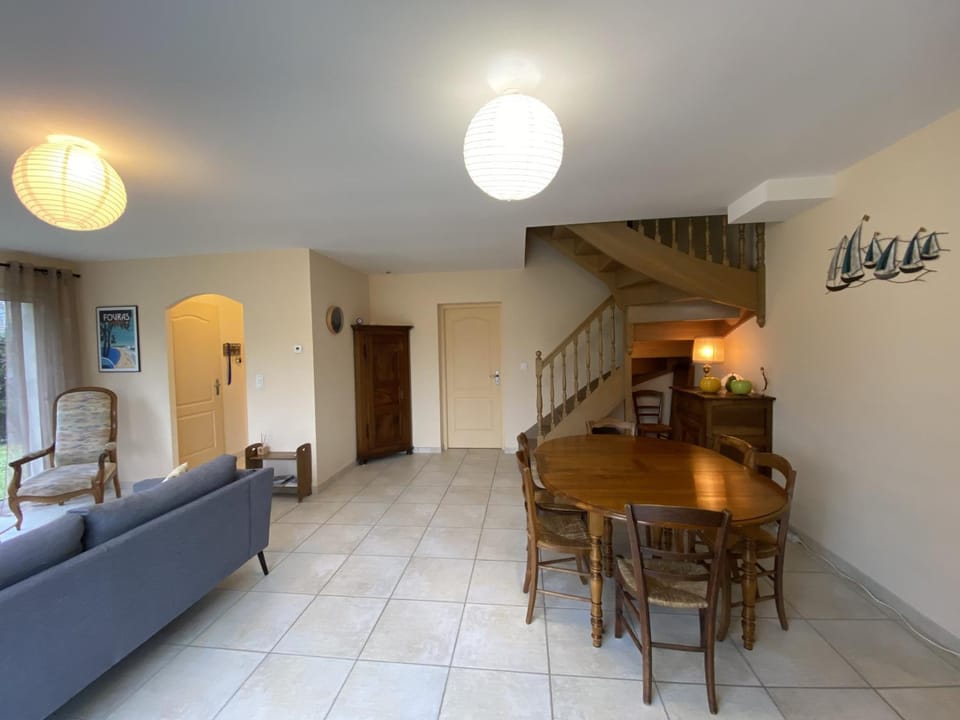 Villa Confortable à Fouras, Proche Mer, 3 Chambres, Terrasse, Jardin, WiFi - FR-1-709-59 House in Fouras