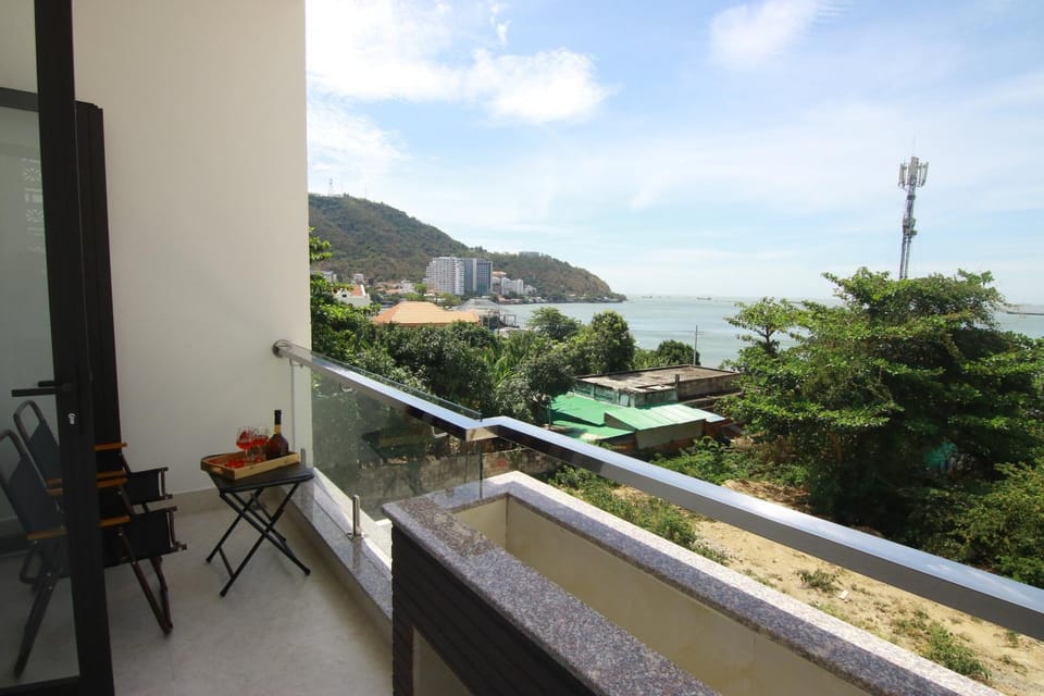 Patio, Balcony/Terrace, Dining area, Mountain view