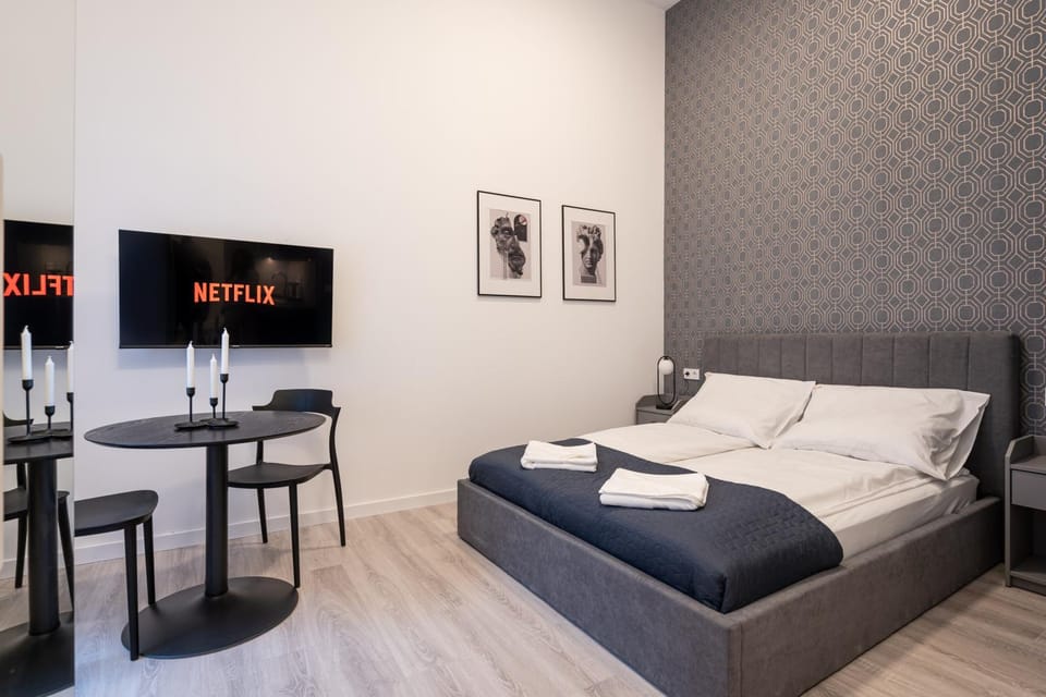 Bed, TV and multimedia, Photo of the whole room, Seating area, Bedroom