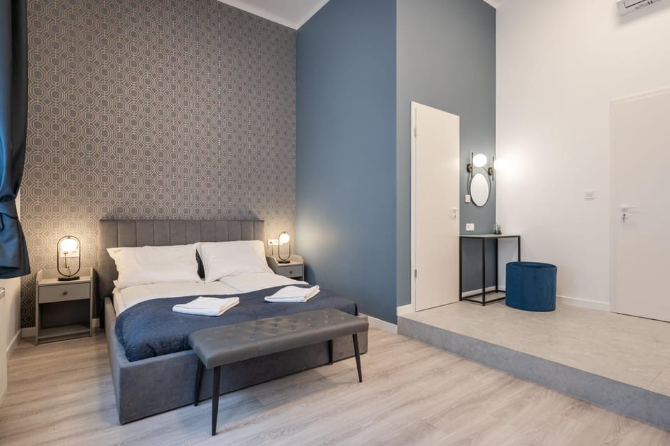 Bed, Photo of the whole room, Seating area, Bedroom, towels
