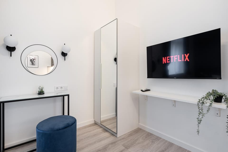 TV and multimedia, Living room, Seating area, Evening entertainment