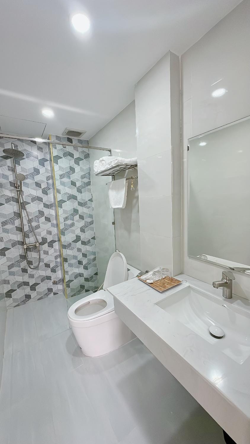 Shower, Toilet, Bathroom, towels
