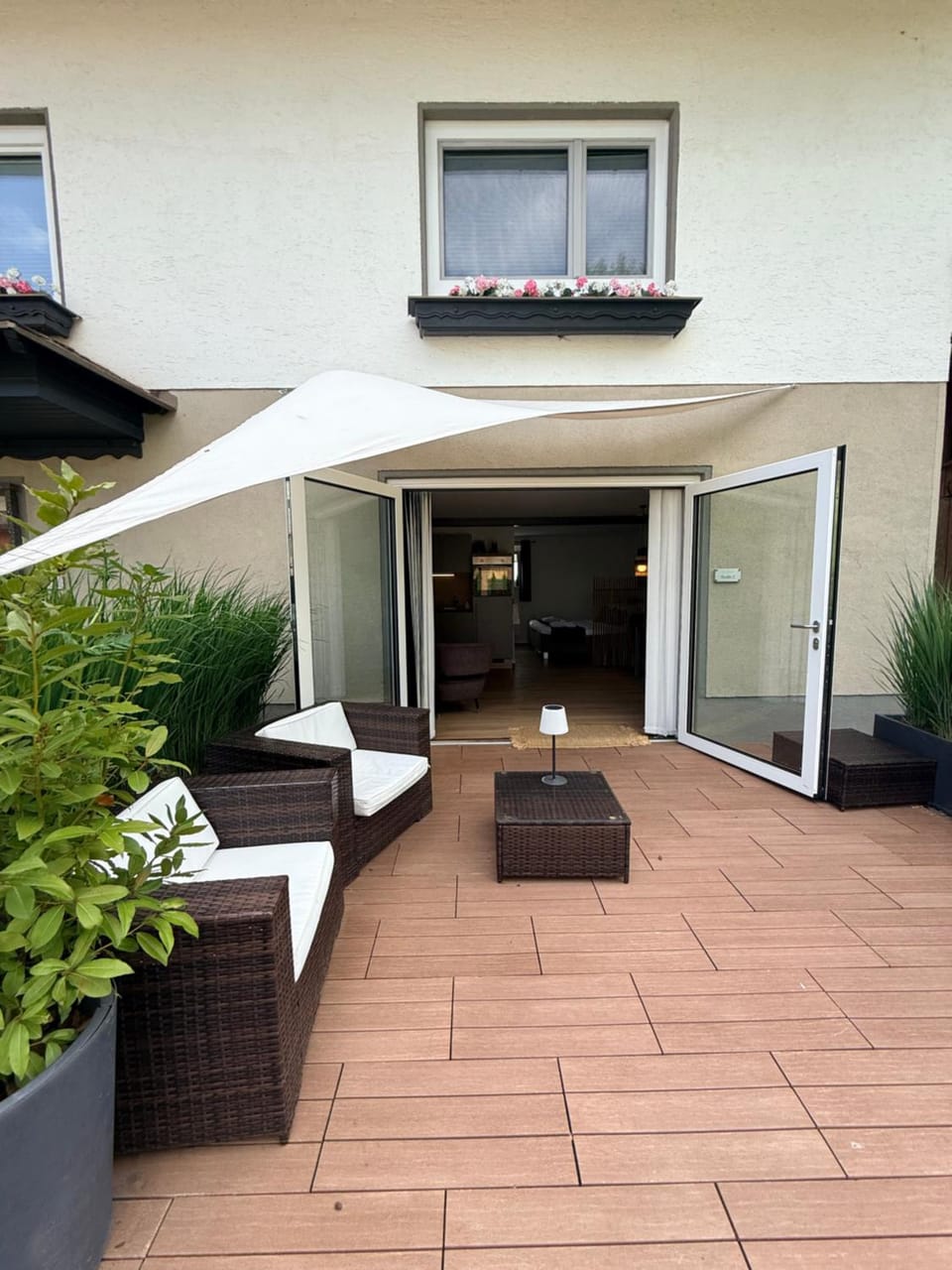 Property building, Day, Balcony/Terrace