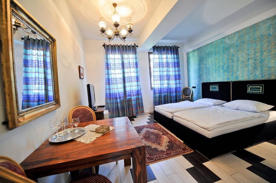 Bed, TV and multimedia, Photo of the whole room, Seating area, Bedroom