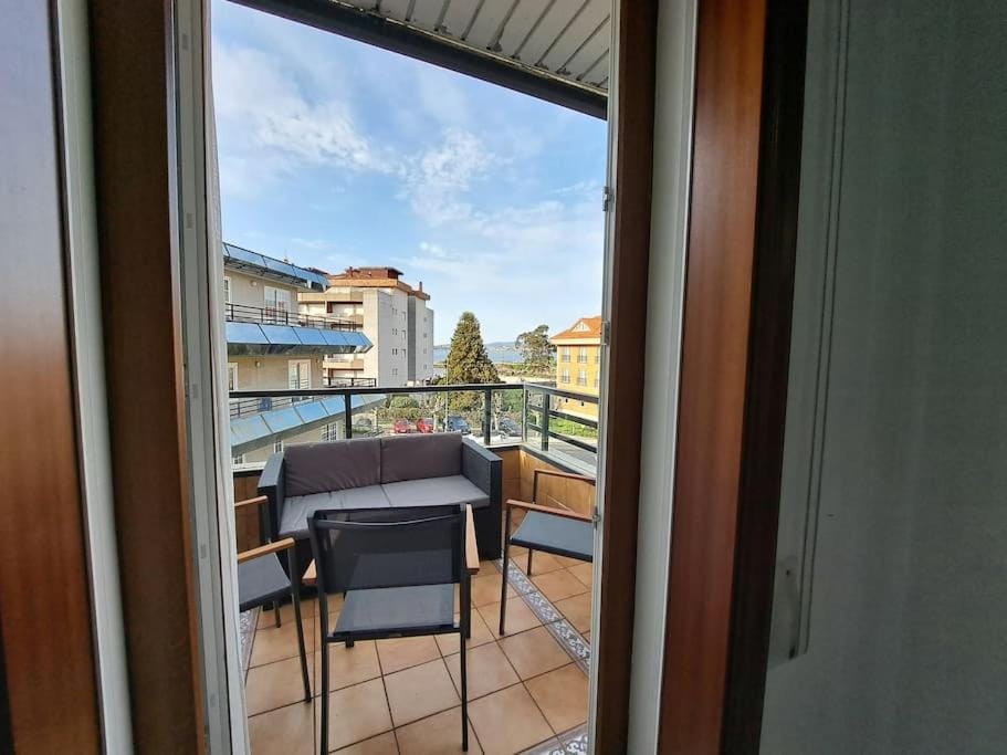 Baiona, primera línea de Playa Ladeira, terraza. Apartment in Galicia