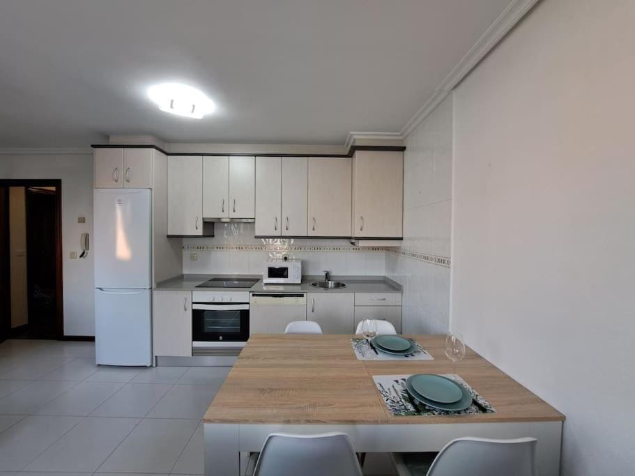 Baiona, primera línea de Playa Ladeira, terraza. Apartment in Galicia