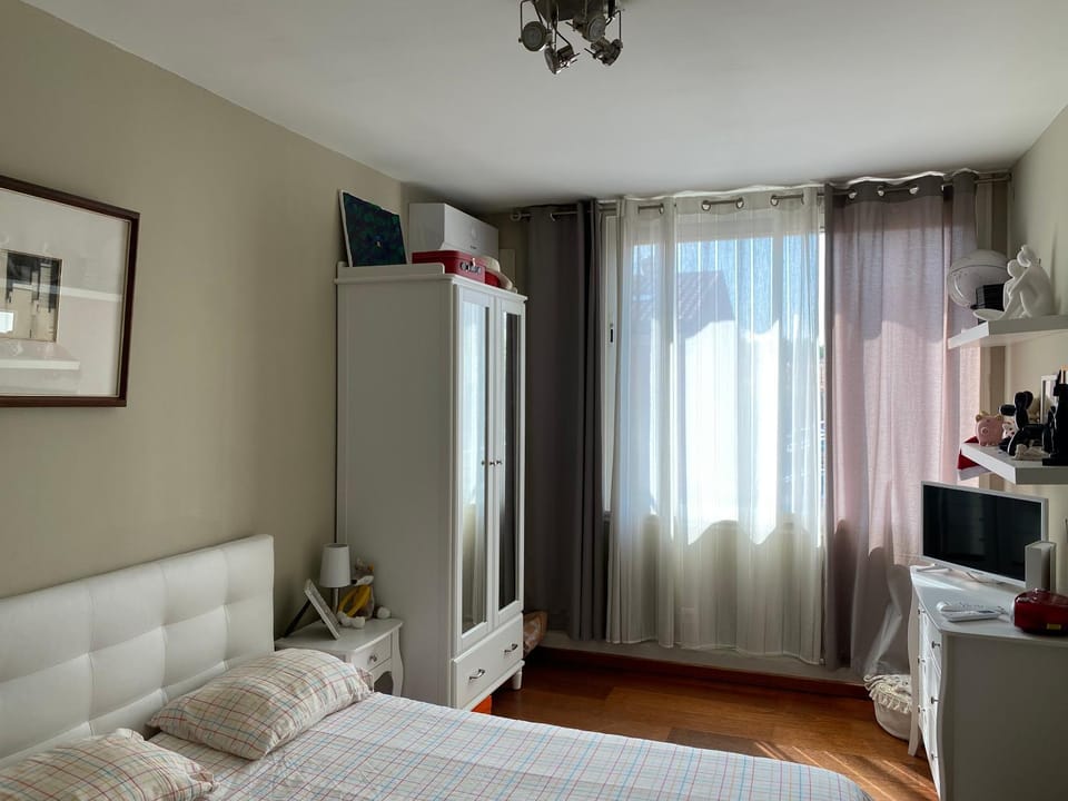 Photo of the whole room, Bedroom