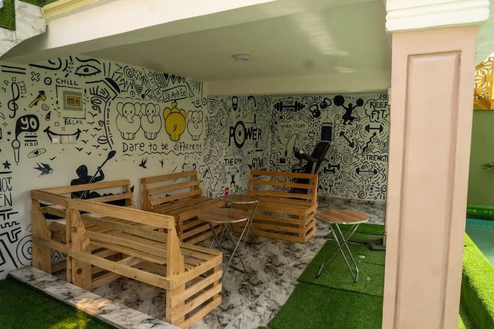 Patio, Garden, Living room, Seating area, Dining area, Garden view