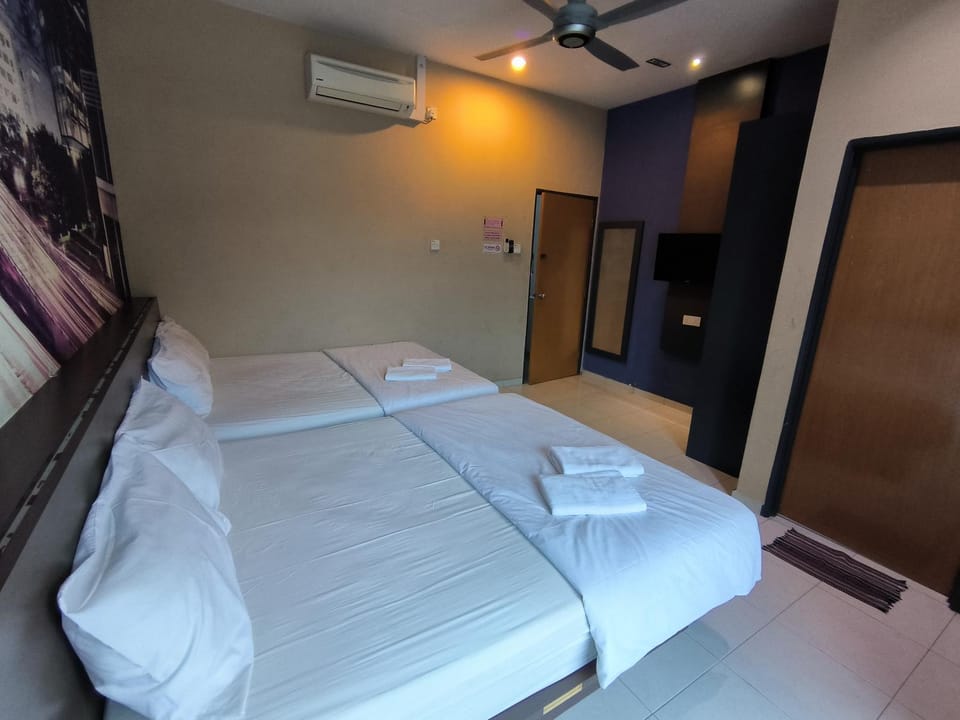 Bed, Photo of the whole room, Bedroom, air conditioner