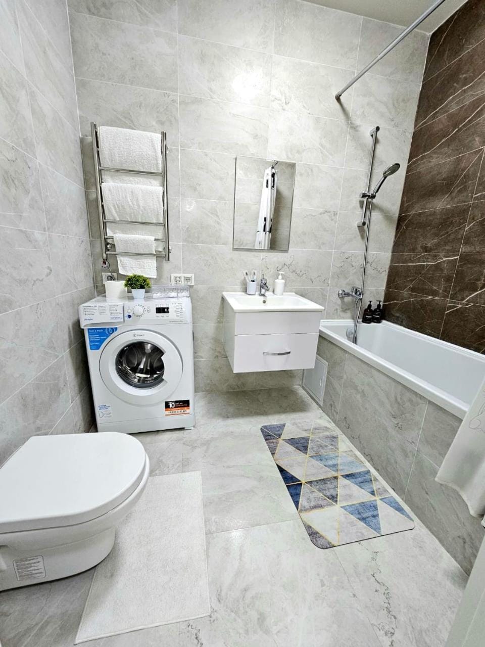 15 ЖК BRAUN свежая уютная квартира напротив ТРЦ Mega Alma-Ata по Розыбакиева Apartment in Almaty