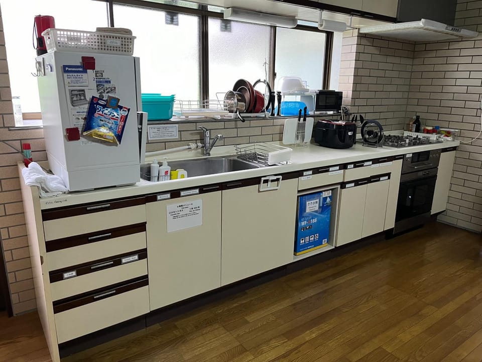 Kitchen or kitchenette, dishwasher, oven