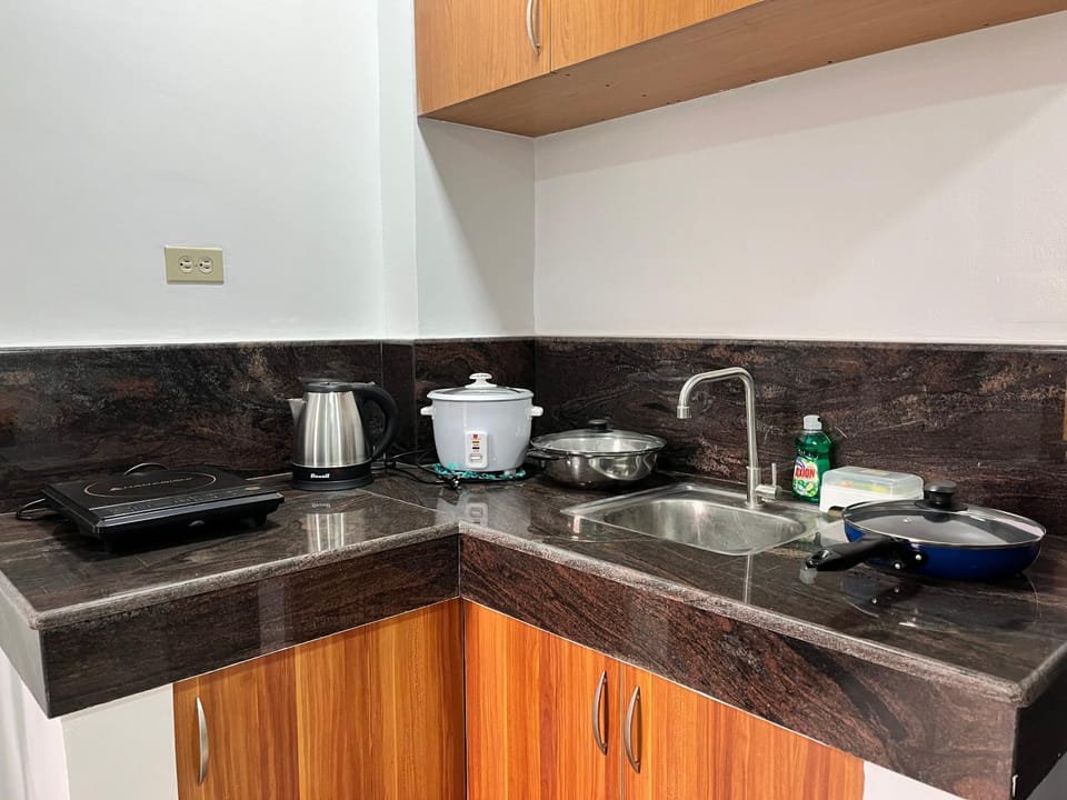 Coffee/tea facilities, Kitchen or kitchenette, stove
