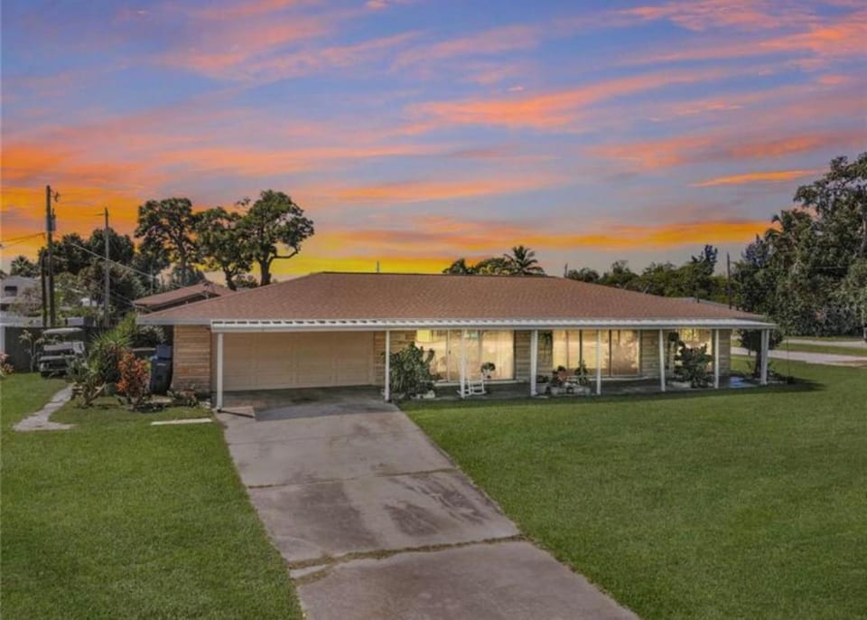 Pool home on the Bay, large private yard near AMI House in Cortez