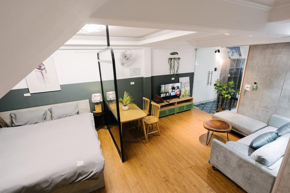 Bed, TV and multimedia, Living room, Photo of the whole room, Seating area, Bedroom