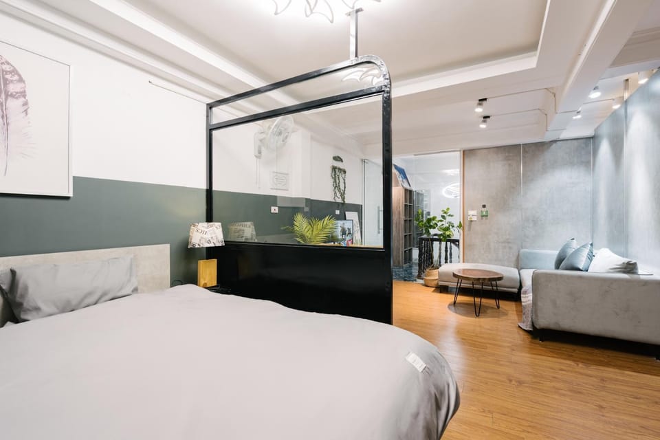 Bed, Living room, Photo of the whole room, Seating area, Bedroom