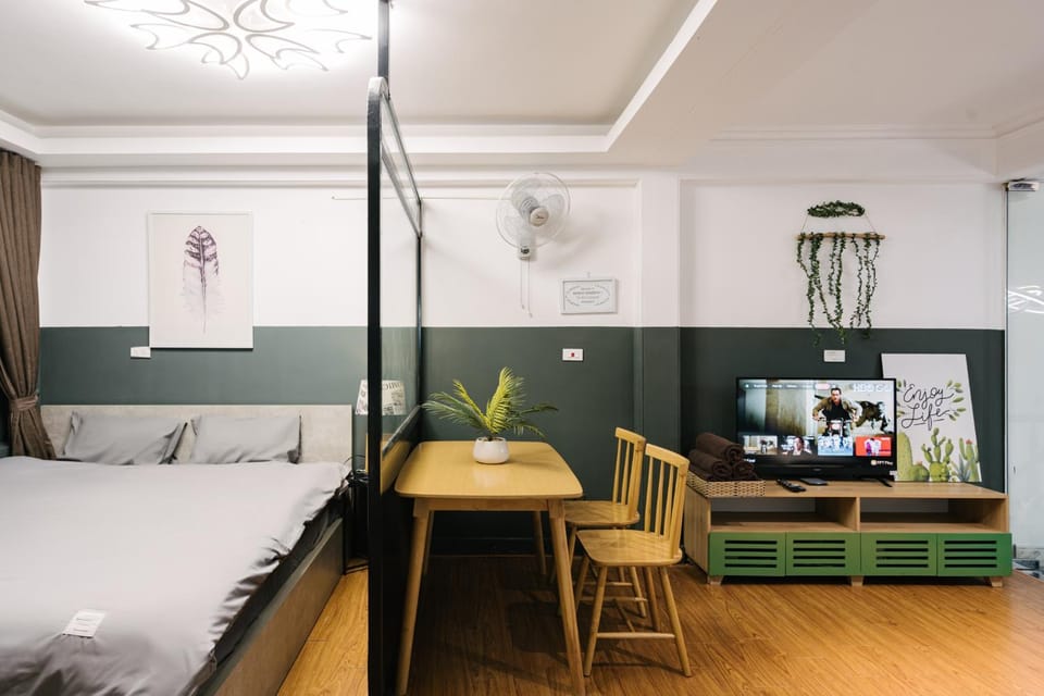 Bed, TV and multimedia, Living room, Photo of the whole room, Seating area, Dining area, Bedroom