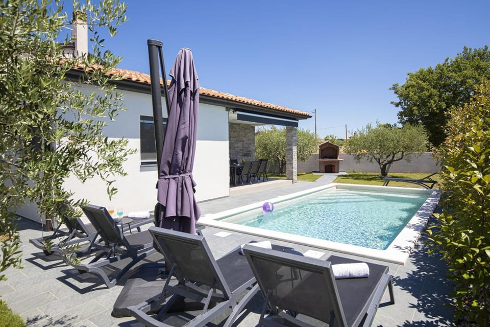 Swimming pool, sunbed