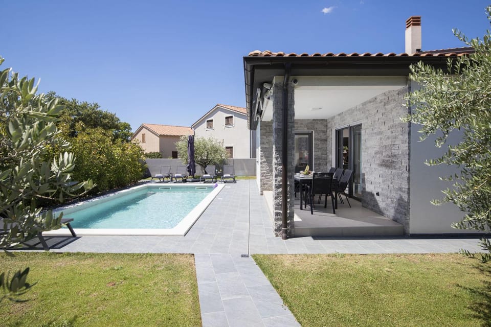 Property building, Day, Swimming pool