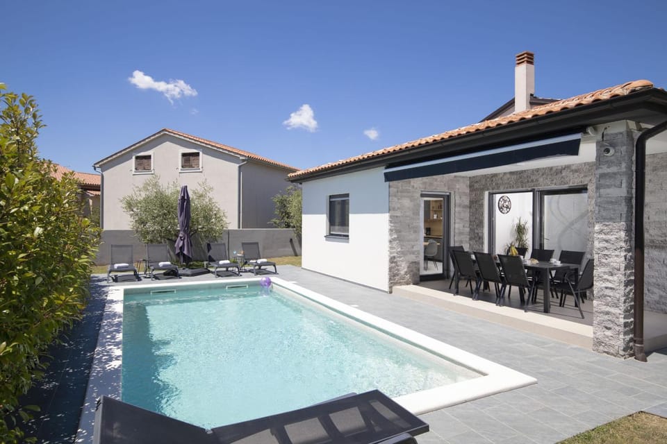 Property building, Day, Swimming pool
