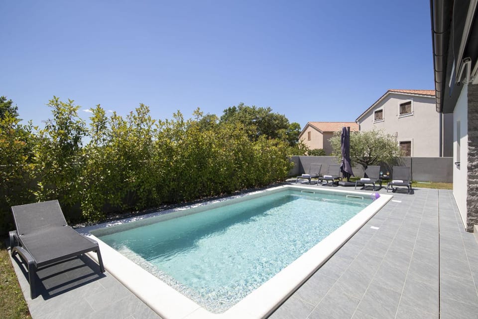 Swimming pool, sunbed