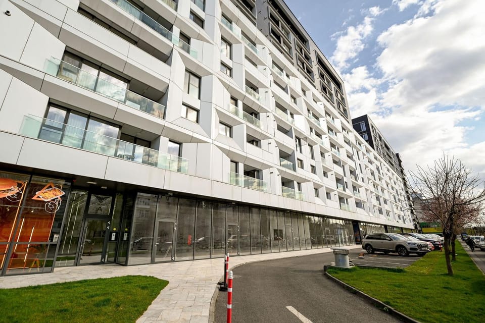 Property building, Day, Neighbourhood, Street view, Location
