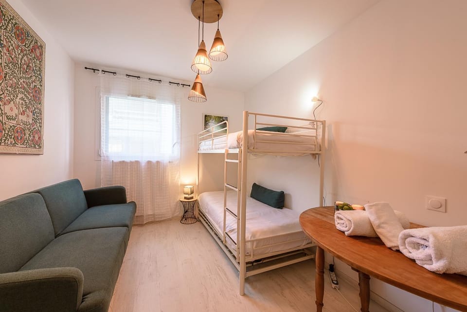 Photo of the whole room, Bedroom