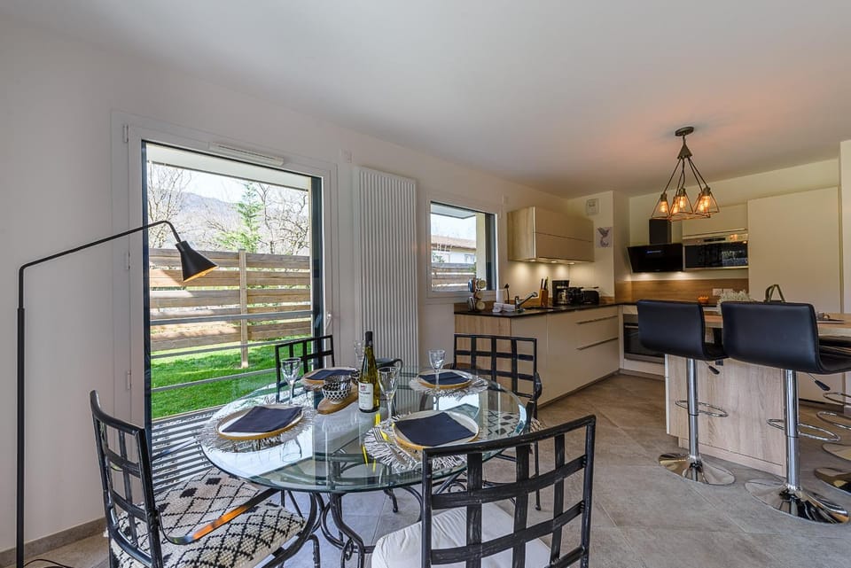 Kitchen or kitchenette, Seating area, Dining area