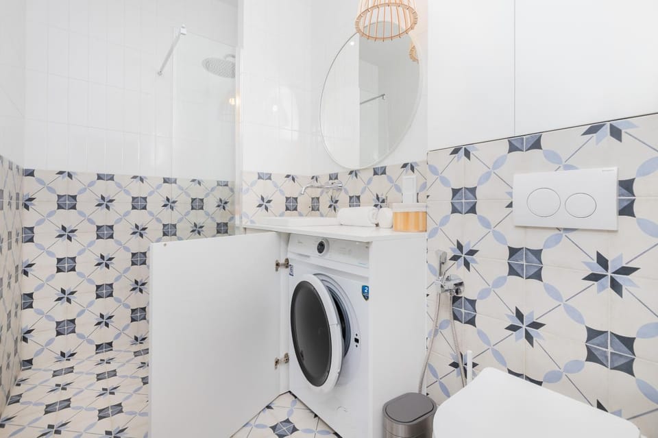 Shower, Toilet, Bathroom, towels, washing machine