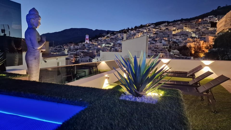 Property building, Mountain view, Pool view, Swimming pool, sunbed