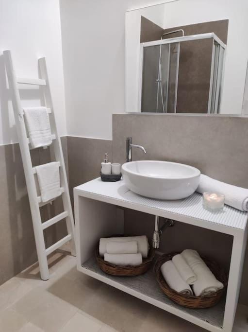 Bathroom, towels