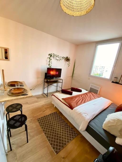 Bed, Living room, Bedroom
