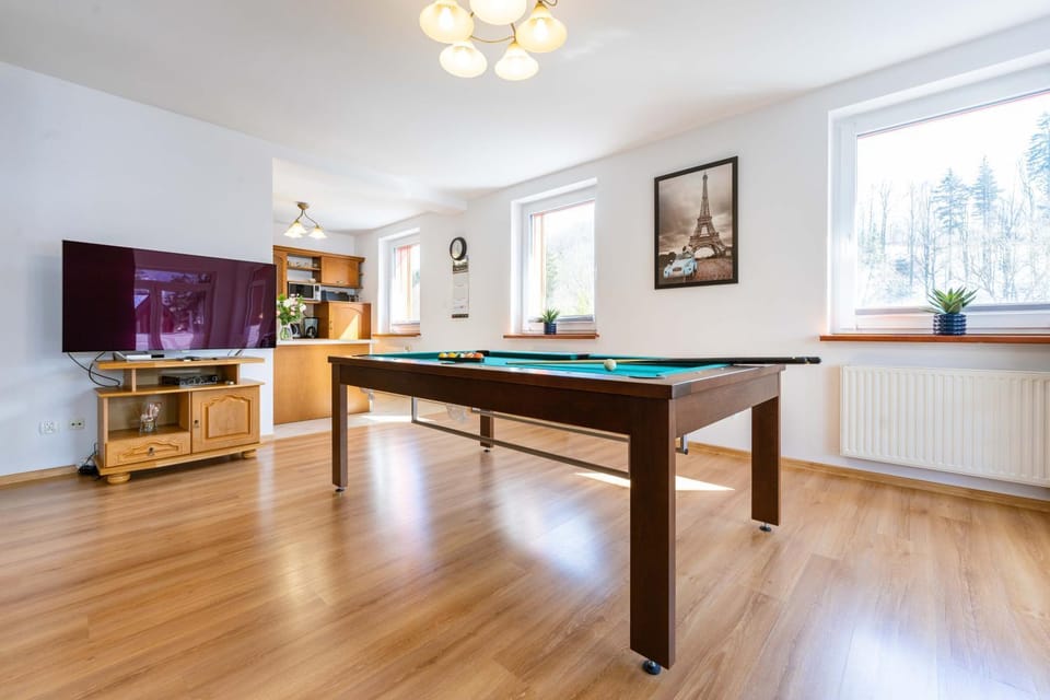 Billiard, Game Room