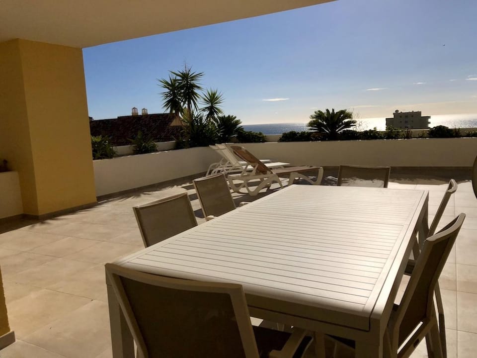 Property building, Balcony/Terrace, Living room