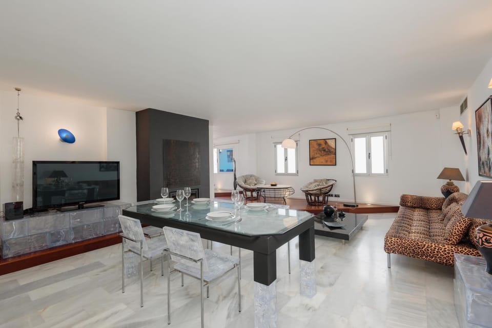 Communal lounge/ TV room, TV and multimedia, Living room, Seating area, Dining area, Evening entertainment