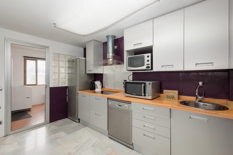 Coffee/tea facilities, Kitchen or kitchenette, dishwasher, microwave, oven, pet friendly, stove, toaster