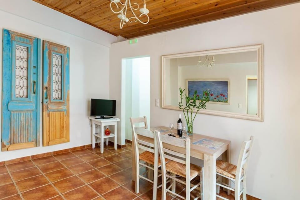 TV and multimedia, Living room, Seating area, Dining area